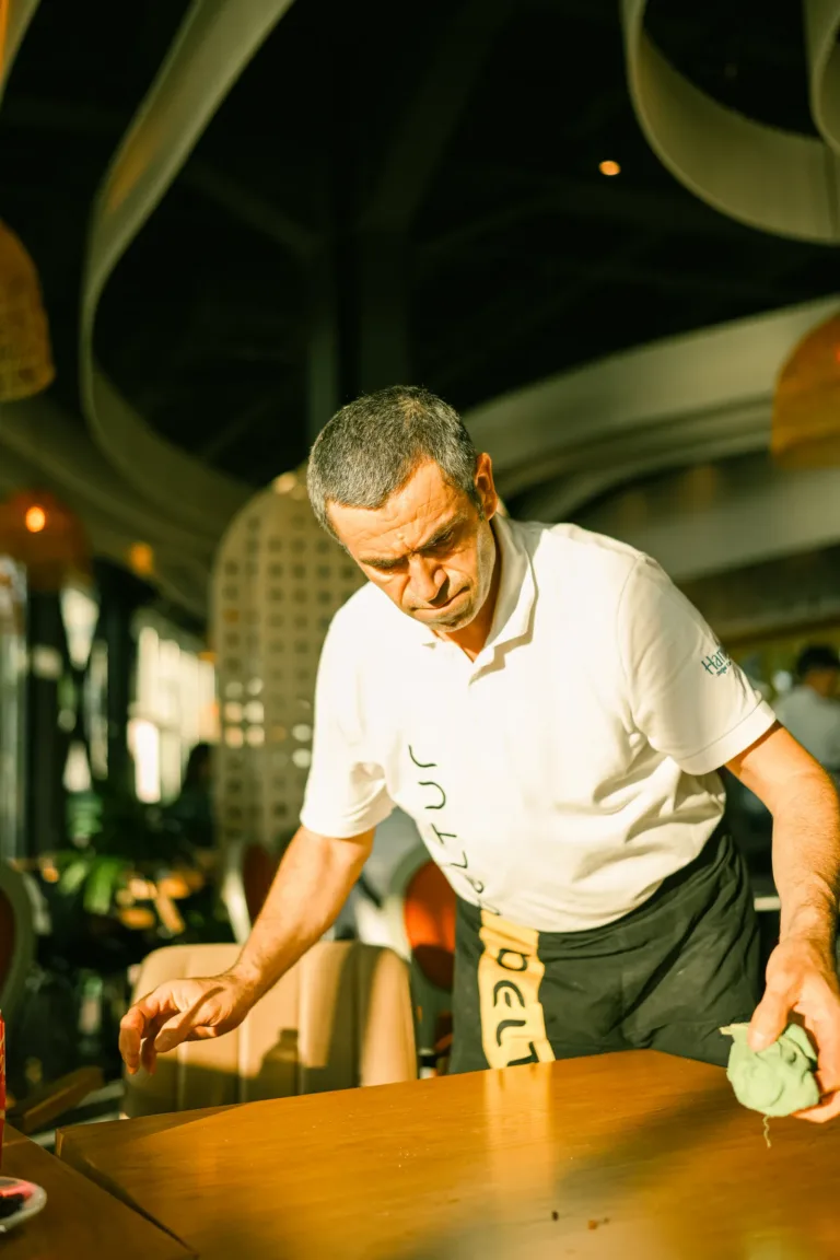 Cafe ve Restaurant Temizliği hizmetini temsil eden profesyonel temizlik görseli